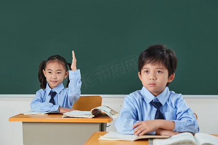 亚洲男孩摄影照片_小学生在教室里上课