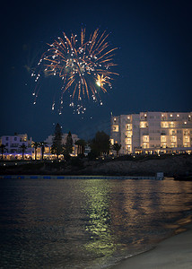 塞浦路斯海滩上五彩缤纷的烟火