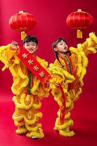 舞狮春节图片摄影照片_欢乐的男孩女孩舞狮庆祝新年