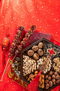 新年吉祥金色摄影照片_糖葫芦和中式坚果果盘