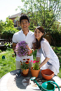 东方夫妇户外种花