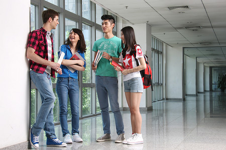 四个大学生在楼道里聊天