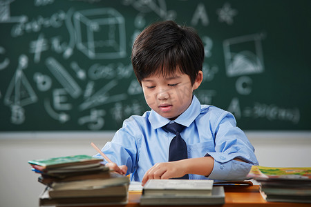 知识课摄影照片_课堂上的小学生写作业