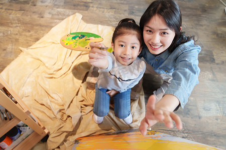 培训班艺术摄影照片_家教老师辅导小学生学习绘画