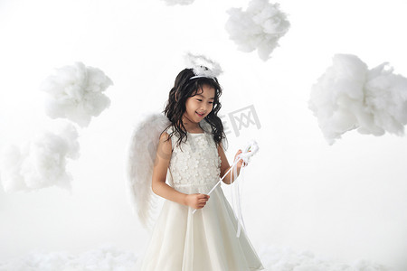 天使装扮的快乐小女孩