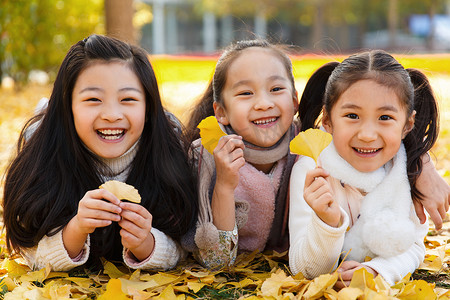 北京银杏摄影照片_欢乐的小女孩在户外玩耍