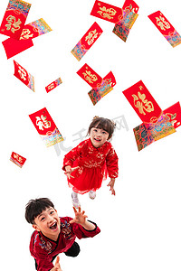 红包新年活动摄影照片_快乐的男孩女孩伸手接红包