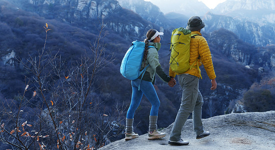 旅行伴侣摄影照片_户外登山的青年伴侣