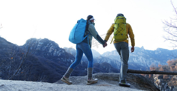 情侣登山摄影照片_户外登山的青年伴侣