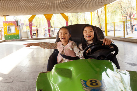 小学生在游乐场玩耍