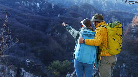 青年登山者伴侣站在山顶俯瞰