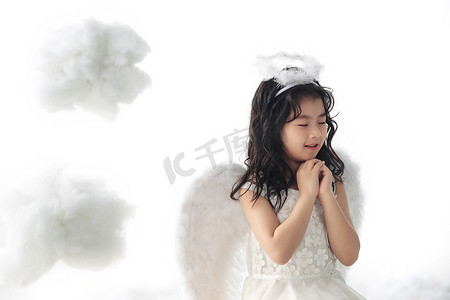 快乐的小天使做祈祷