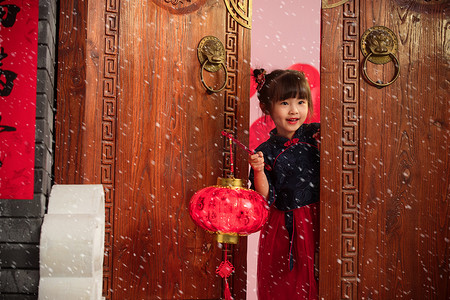 漂亮的小女孩手提红灯笼庆祝新年