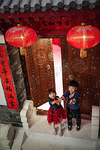 新年新中式摄影照片_新年在门口玩耍的快乐男孩女孩