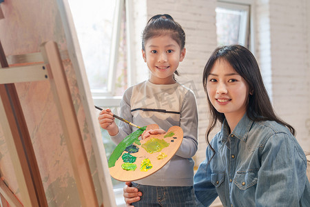 家庭教育图片摄影照片_家教老师辅导小学生学习绘画