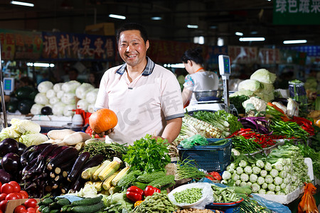 一个菜农在菜市场里卖菜