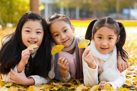秋天摄影照片_欢乐的小女孩在户外玩耍