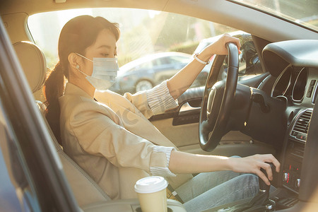 豪华女人摄影照片_戴口罩开车的年轻女子