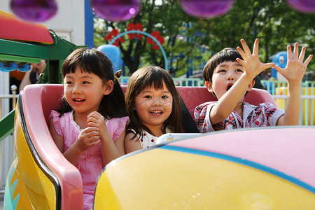 游乐园设施摄影照片_东方儿童在户外玩耍