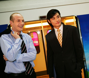 上海城铁站台两位中外商务人士与车厢合影