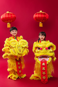 舞狮春节图片摄影照片_欢乐的男孩女孩舞狮庆祝新年