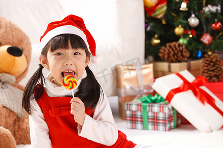 小女孩过圣诞节吃糖果