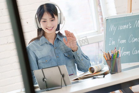 青年女人在线直播教育