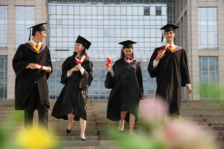 四个身穿学士服的大学生