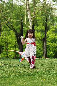 一个小女孩在户外玩耍