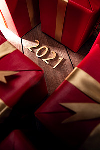新年红色礼盒摄影照片_新年礼物
