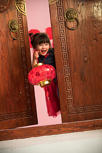 开着大门摄影照片_可爱的小女孩手提红灯笼庆祝新年