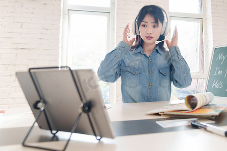 家庭教育指导摄影照片_青年女人在线直播教育