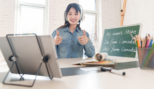 英语黑板摄影照片_青年女人在线直播教育