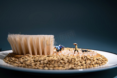 创意稻田摄影照片_农民收割麦子创意
