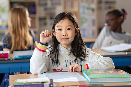 外国人穿球衣摄影照片_国际学校学生在教室里上课