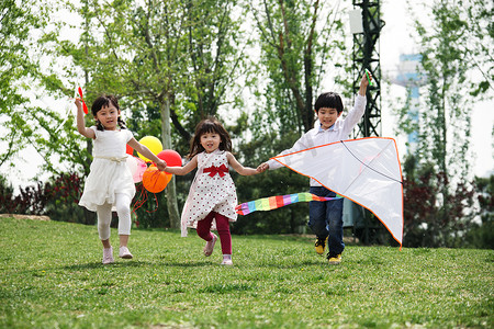 风筝玩具摄影照片_东方儿童在户外玩耍