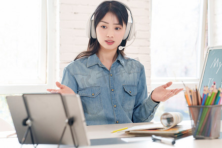 英语天地摄影照片_青年女人在线直播教育