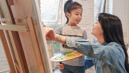 学生画画摄影照片_家教老师辅导小学生学习绘画