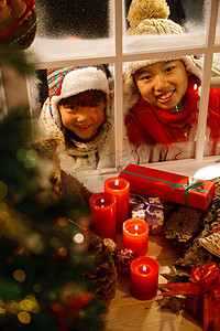 儿童透过窗户看圣诞节礼物