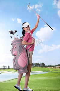 运动鞋展示摄影照片_东方女人打高尔夫球
