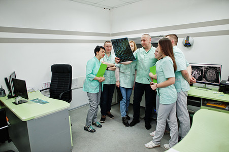 医学主题，带有计算机断层扫描仪的观察室。一组医生在mri办公室见面，在医院的诊断中心看X光.