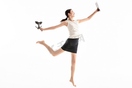 动态白色背景摄影照片_兴奋跳跃的商务女青年