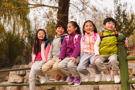 小学生在户外玩耍