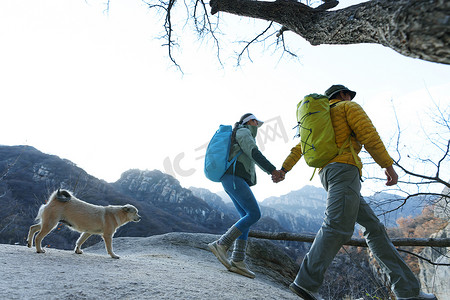 情侣登山摄影照片_户外登山的青年伴侣