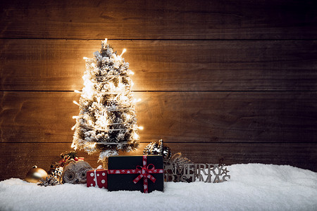 礼物金色丝带摄影照片_圣诞树和礼物