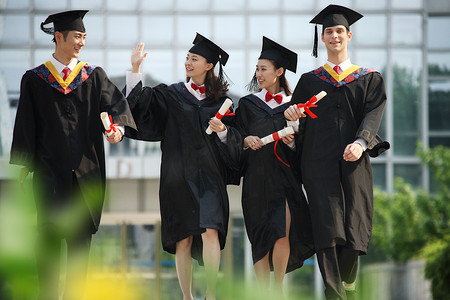 四个身穿学士服的大学生