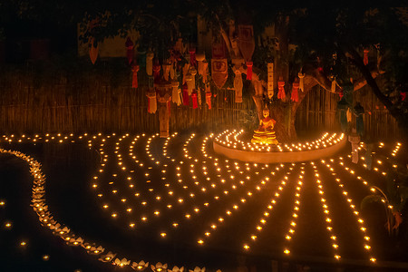 清迈摄影照片_在泰国清迈的潘涛寺，佛教僧人洛伊 · 克拉通为佛祖点燃了蜡烛.