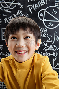 写满数学题黑板前的快乐男孩