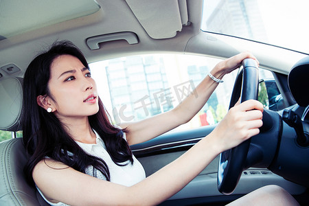 生气的青年女人开车