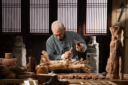 中国传统文化风格摄影照片_认真雕刻的工匠师